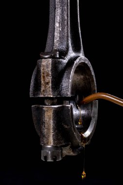 İçten yanmalı motordaki bağlantı çubuğunun yağlanması. Yağ ve dizel motor parçaları. Koyu arkaplan.