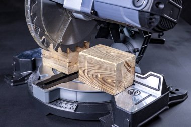 Hassas odun kesmek için bir testere. Marangozluk atölyesinde işe yarar aksesuarlar. Koyu arkaplan.