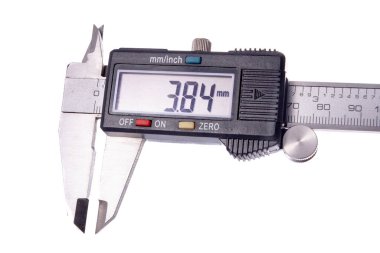 Atölyedeki ölçümler için kalibreli. Karanlık bir masadaki aksesuarları ölçmek. Beyaz arkaplan.