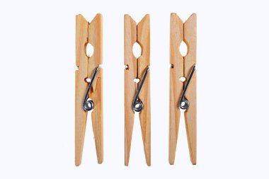 Çamaşır asmak için tahta askılar. Ev aksesuarları. İzole edilmiş arkaplan.