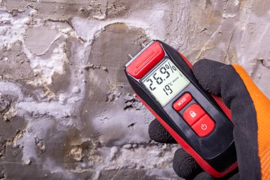 Ölçümler için elektronik higrometre. İnşaat malzemelerinin nem içeriğini belirlemek için aksesuarlar. Hafif arkaplan.
