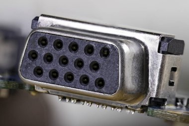 Analog ve dijital bağlayıcı grafik kartına monte edildi. PC için eski grafik kartı. Hafif arkaplan.