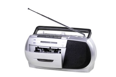 Eski analog radyo. Radyo dinlemek ve kasetlerden müzik çalmak için elektronik bir cihaz. İzole edilmiş arkaplan.