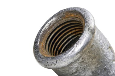 Hidrolik boru ipliği. İçme suyu borusunun içindeki pas. İzole edilmiş arkaplan.