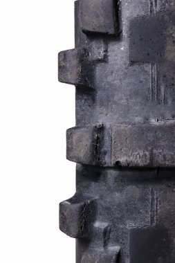 Eski bir motosiklet lastiğinin parçası. Çapraz bisikletin lastik izi. İzole edilmiş arkaplan.