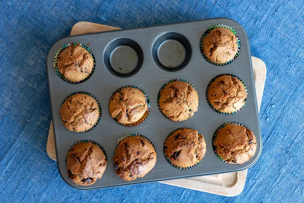 Smakliga Muffins Metallform Efterrätt Tillagad Hemlagad Mat — Stockfoto