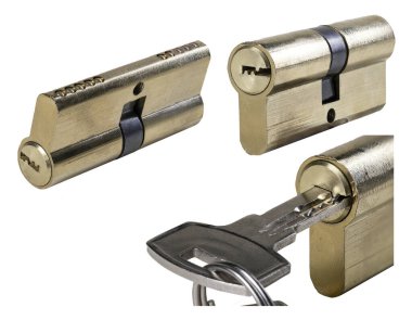 Metal bir anahtar ve kapı kilidi için bir ekleme. Hırsızlığa karşı ev güvenliği aksesuarları. İzole edilmiş arkaplan.