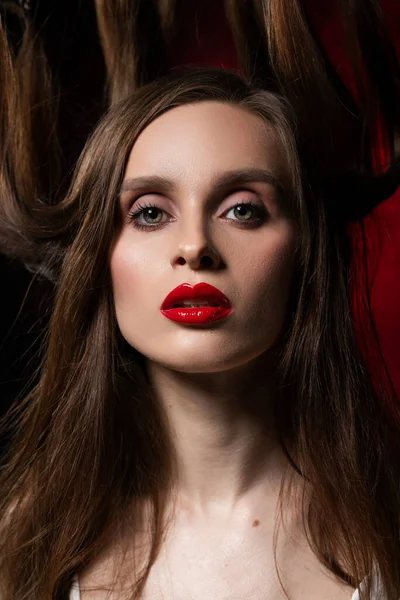 Uma Menina Bonita Com Maquiagem Noite Lábios Vermelhos Vestindo Uma — Fotografia de Stock
