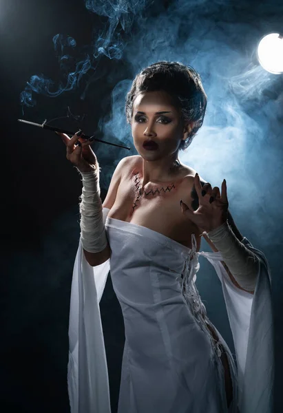 Zengin Makyajlı Bir Cadılar Bayramı Kostümü Giyen Güzel Bir Kız — Stok fotoğraf