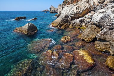 Karadağ'daki kayalık sahil