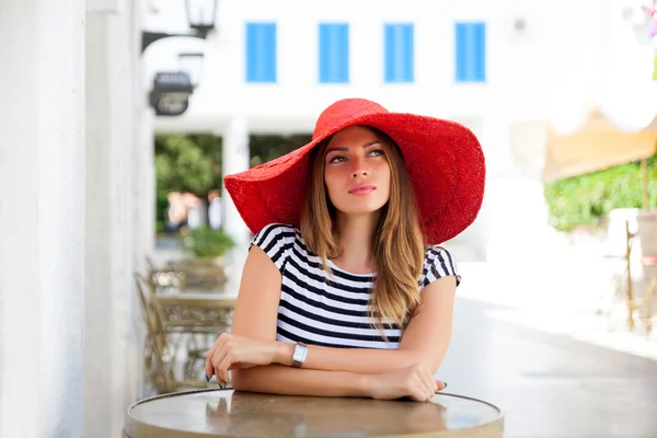 Hermosa mujer en un café — Foto de Stock