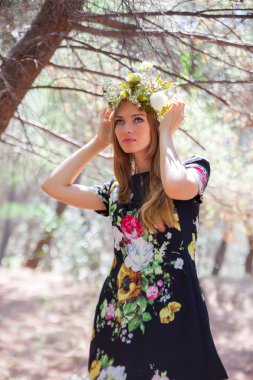 Kadın ve zeytin orman