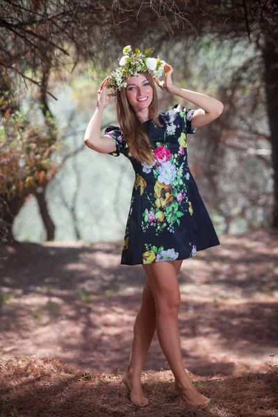 Mujer y bosque de olivos —  Fotos de Stock