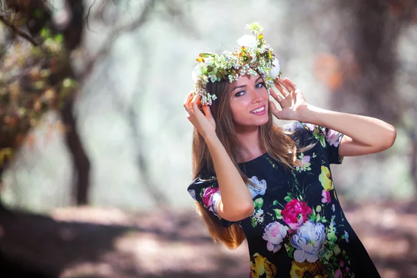 Mujer y bosque de olivos —  Fotos de Stock