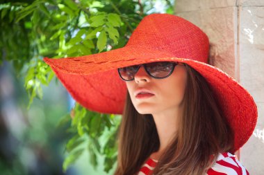 kadın ve kırmızı şapka