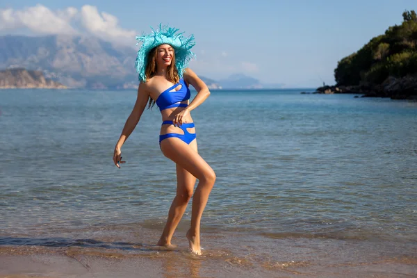 Tanzende Frau an einem Strand — Stockfoto