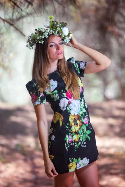 Mujer y bosque de olivos —  Fotos de Stock