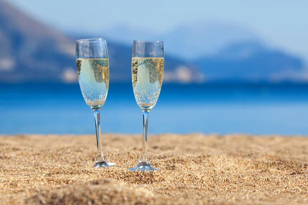 Las copas de vino en la playa —  Fotos de Stock