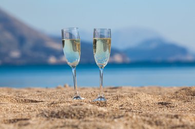 Bir plajda ayaklı büyük kadehler