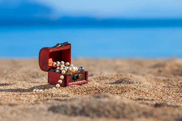 Декоративні скрині з прикрасами на пляжі — стокове фото