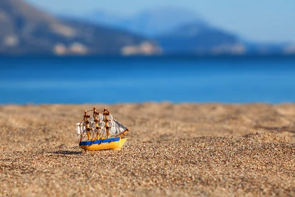 Souvenir-Segelschiff am Strand — Stockfoto