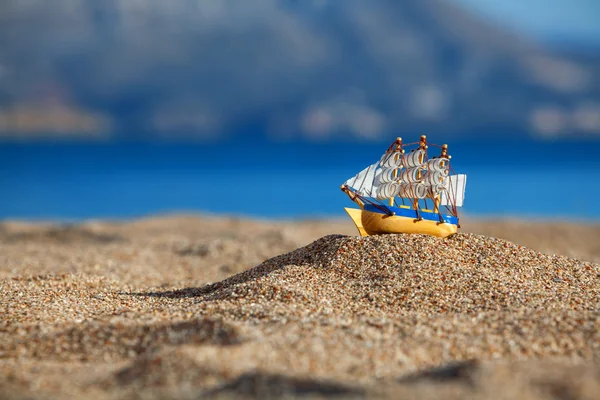 Souvenir zeilschip op een strand — Stockfoto