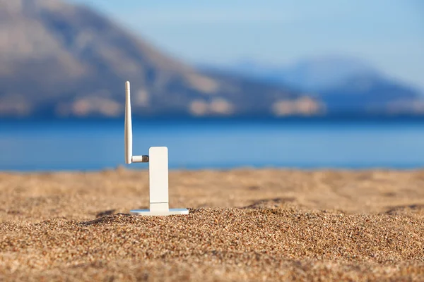 Wi-fi modem op een strand — Stockfoto