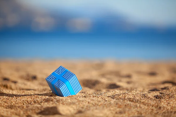 Синя подарункова коробка на пляжі — стокове фото