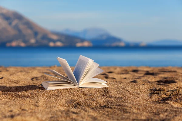 Könyv a strandon — Stock Fotó