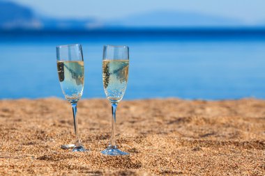 Bir plajda ayaklı büyük kadehler