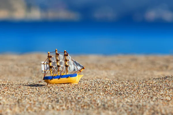 Souvenir zeilschip op een strand — Stockfoto