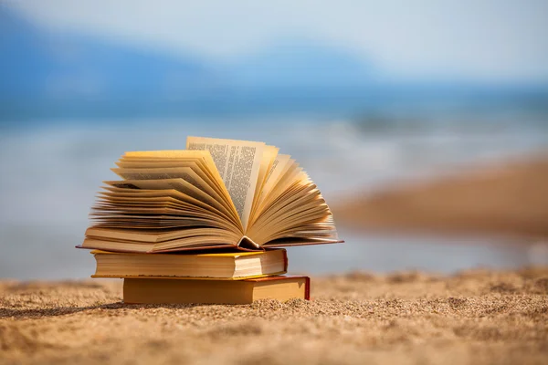 Libros en una playa —  Fotos de Stock