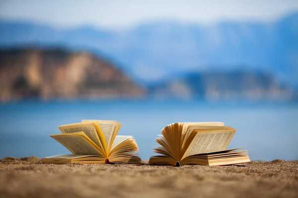 Boeken op een strand — Stockfoto