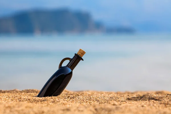 Botella en una playa — Foto de Stock