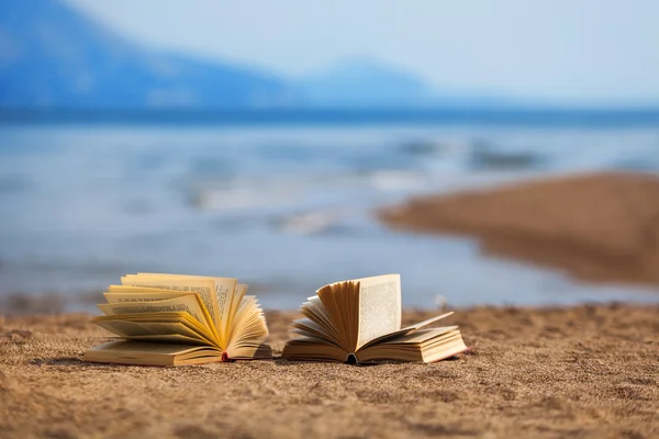 Libros en una playa —  Fotos de Stock