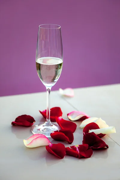 Wedding glass and  petals — Stock Photo, Image
