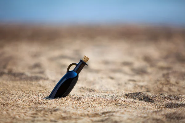 Botella en una playa —  Fotos de Stock