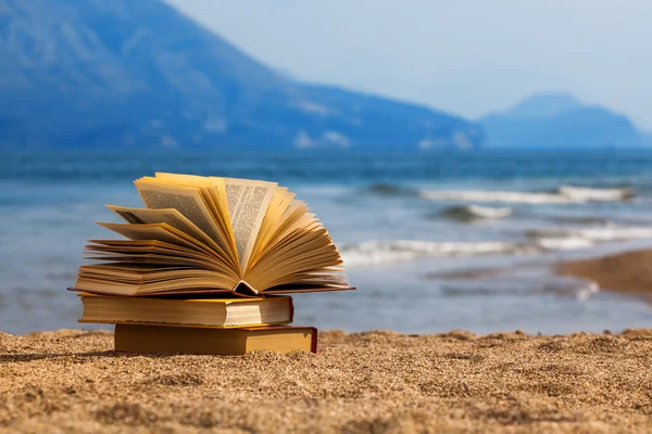 Boeken op een strand — Stockfoto