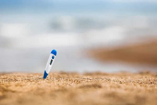 Termómetro en una playa —  Fotos de Stock