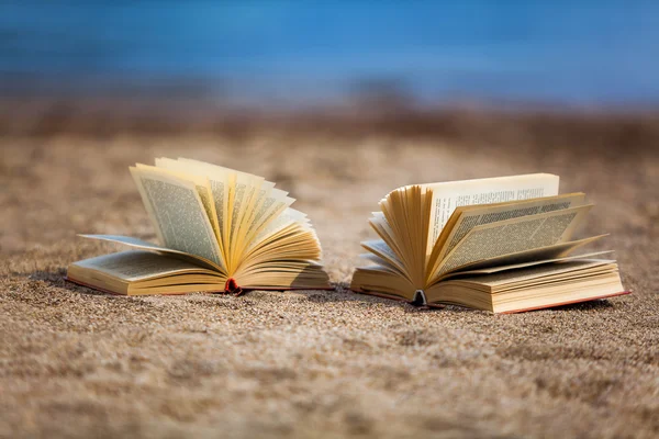 Boeken op een strand — Stockfoto