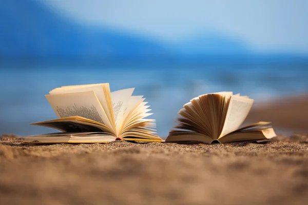 Libros en una playa —  Fotos de Stock