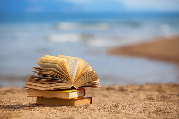 Boeken op een strand — Stockfoto