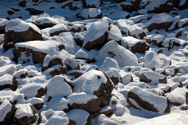 Sneeuw en rotsen — Stockfoto