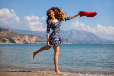 Kadın bir kumsalda jumpin