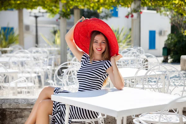 Hermosa mujer en un café de verano — Foto de Stock