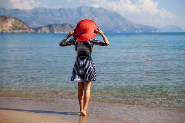 Mujer Jumpin en una playa —  Fotos de Stock