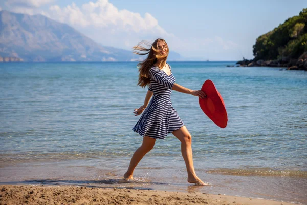 Mujer Jumpin en una playa —  Fotos de Stock