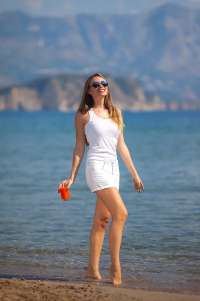 Ruhende Frau an einem Strand — Stockfoto