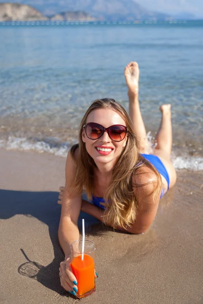 Resting woman on a beach — Stock Photo, Image