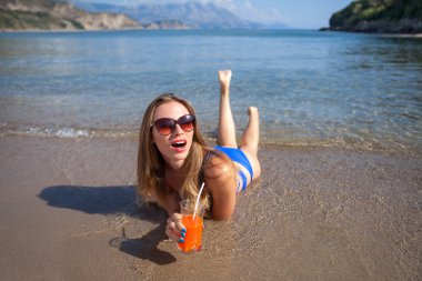 Bir plajda istirahat kadın